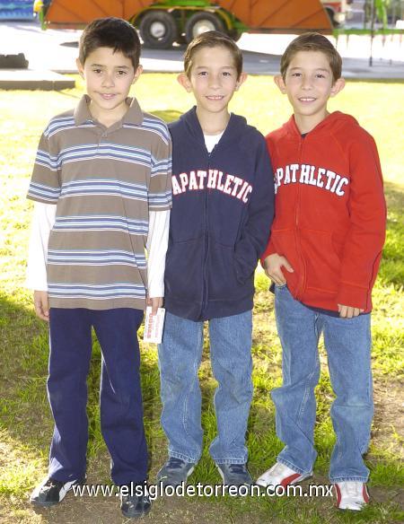 21122006
Los pequeños Javier Quintanilla, Andrés y Roberto Salcedo.