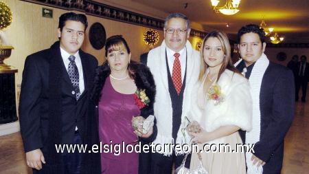 24122006 
Antonio Flores López y Doris Zamorano de López con sus hijos Damari,Érick y Jesús  Flores Zambrano.