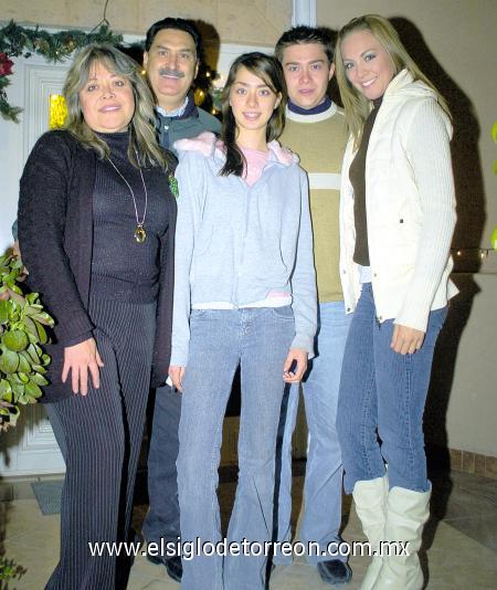 24122006 
Enrique Cantú Brito, Blanca Rosales de Cantú, Melisa, Luis Enrique y Cristy Cantú Rosales, los anfitriones de la posada.