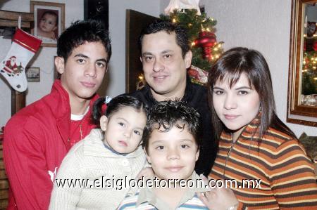 24122006 
Florentino Figueras, el día de su cumpleaños acompañado por sus hijos Tino, Juan y Yolanda y su esposa Yazmín Quiñones.