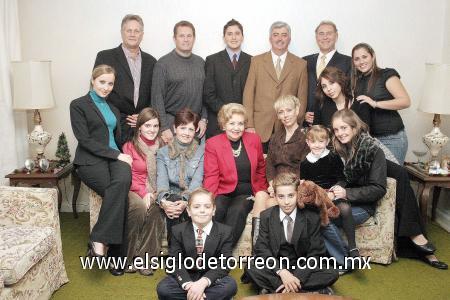 24122006 
La señora Teele con sus hijos Walter, Alejandro, Isabel, Manuel, Eduardo y Tere y sus nietos Estefanía, Andrea,Walter,Paulina, Fernanda, Pablo, Manolo e Isabela.