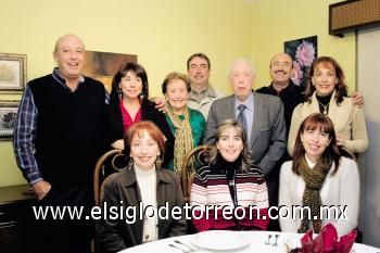 CUMPLE 80 AÑOS
Celia Soberón de Denigris y Buenaventura Denigris con sus hijos Celia, Beatriz, Juan, María Eugenia, Gerardo, Ana Luisa, María Isabel, Javier y Lorena.