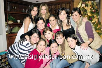 DIVERTIDA POSADA
Mónica González, Mary Gaby Gutiérrez, Luisa Fernanda Espada, Cristina Campos, Alexis Navarro, Ana Lucía y Ángela Diez, Adriana Suárez, Luz Ma Acuña, Mariana Diez, Vania Bracho y Andrea Diez.