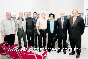 Dieder Goujaud, Cónsul General de Francia en México, Christian Collier de la Marliere, Cónsul Honorario de Francia en Torreón y Eric Lahille, Director de la Alianza Francesa, acompañados de ciudadanos franceses en la región.