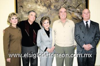 La festejada junto a sus hijos Margarita, Rogelio, Enrique y Jorge Gaitán Enríquez.