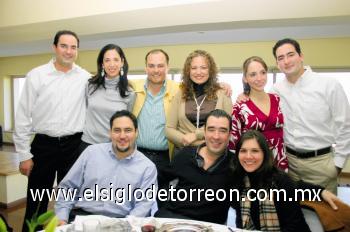 Margarita Enríquez de Gaitán junto a sus nietos Manolo González, Maite Gaitán de González, Eduardo de la Peña, Ericka de De la Peña, Natalia Gaitán, Henrique Thieler, Rogelio y Enrique Gaitán y Lucía de Gaitán