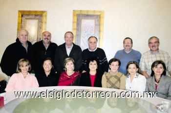 GRATA REUNIÓN
Santos Alatorre, Beto Baille, Pepe Zarragoicoechea, Anuar Nahle, Jesús Acosta, Pepe Dávila, Adriana de Alatorre, Marcela de Baille, Chely de Zarragoicoechea, Alejandra de Nahle, Pilar de Gómez, Maribel Rodríguez y Silvia de Dávila.