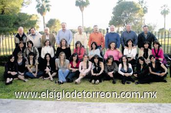 GRAN CONVIVIO
Jorge Estrada, Nacho Martínez, Chito Rodríguez, Roberto Villarreal, José Ramón Algara, Jorge Villarreal, armando Navarro, Knuti Cornú, Javier Garza, Lupe Villarreal, Ofelia Sepúlveda de Martínez, Mely González de Rodríguez, Patricia Vargas de Villarreal, Cristina Allegre de Algara, Martha Nelly de Villarreal, Ruth Pastrana de Navarro, Blanca de Cornú, Nena Alarcón de Garza, Chiquis Algara, Ana Villy Estrada, Aída Sambucci, Daniela Martínez, Ana Sofía Rodríguez, Paty Villarreal, Cristy Algara, Natalia Muñoz, Alejandra Villarreal, Ángela Navarro, Ivette Cornú, Paulina Garza y Marytere Jiménez.