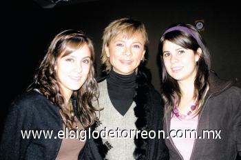 Nadia y Marcela Valdéz y Claudia González.