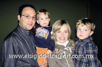 Fernando Pérez y Cristina Martínez de Pérez con sus hijos Luis Fernando y Bernardo Pérez Martínez.