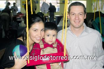 Cristy y Víctor Ortega con su hijo Víctor Ortega Albéniz.