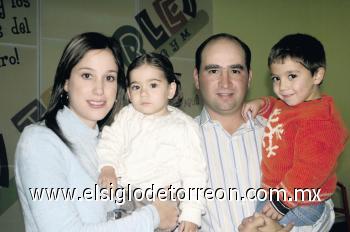 Adriana Díaz de León de Madero y Arturo Madero con sus hijos Ángela y Arturo  Madero Díaz de León.