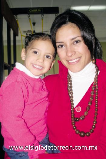 Regina Velázquez Cantú con su mamá, Alma Cantú de Velázquez.