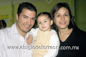 Miguel Alatorre, Romina Alatorre Nuño y Karla Nuño de Alatorre.