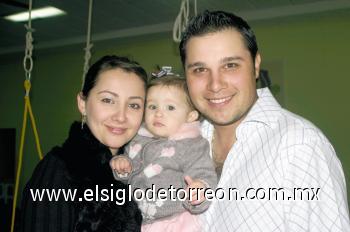 FESTEJAN A LOS NIÑOS
Cinthya Saucedo de Herrera, Jimena Herrera Saucedo y Adán Herrera.