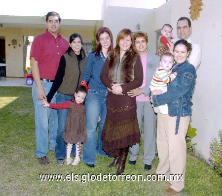 29122006 
José Eduardo Montaña, Chary de Montaña, Paulina, Miranda y José Pablo, Antonio Montaña, Oti Rojero de Montaña, Alejandra Montaña de Sánchez, Teresa Pérez Cuesta y Beatriz Álvarez.