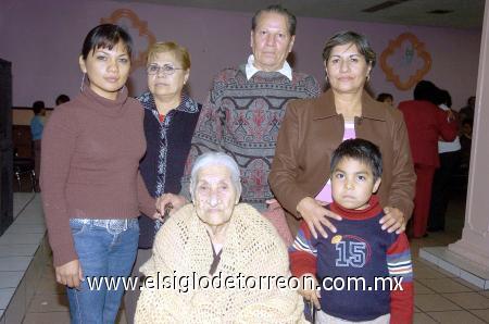 29122006 
Margarita Martínez con sus hijos Rosa María, Gerardo y Silvia Beltrán Martínez, su nieta Karla Velázquez Beltrán y su bisnieto Carlos Puentes Velásquez.