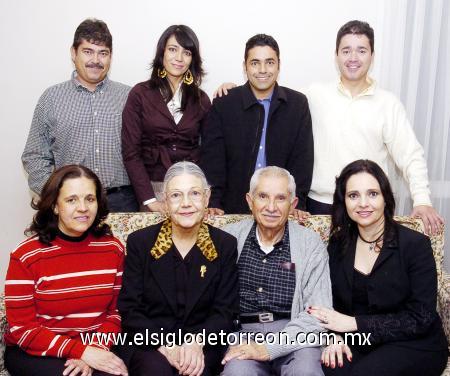 29122006 
Arnulfo Corona Domínguez y Lupita Rodríguez de Corona con sus hijos Lupita de Meléndez, Marisol de Papadópulos, Arnulfo Corona, Ignacio Corona, Ramón Corona y Marcela de Gurrola.