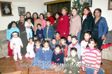 29122006 
Ex alumnos y madres de familia de conocido jardín de niños, durante la posada del Club Chu-chu wa celebrada en días pasados.