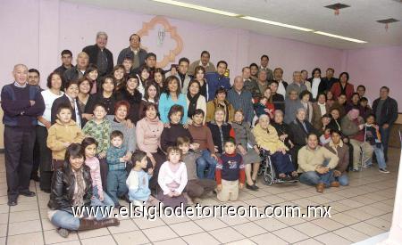 29122006 
La familia Martínez celebró su convención anual, con una misa y una comida.