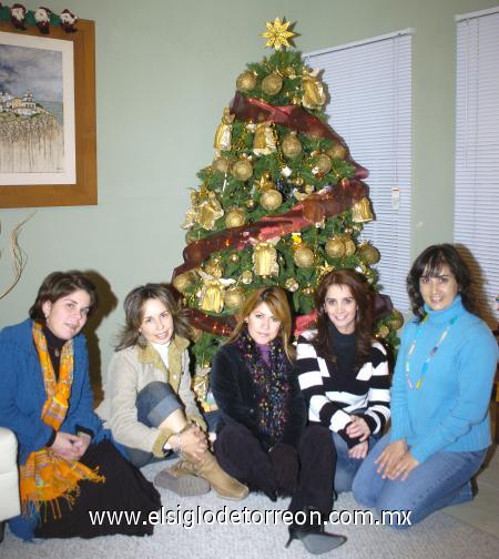 25122006
Martha Alanís, Mayra de Rodríguez, Mariana Viesca, Verónica Olague y Azalia Muñoz, grupo de amigas reunidas para celebrar la Navidad.