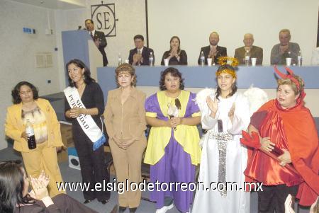 25122006
Una divertida pastorela presentó el personal del Sanatorio Español; Xóchitl Hernández, Susana González, Isabel Prado, Isabel Sosa, Maty Saucedo e Ivonne Gómez.