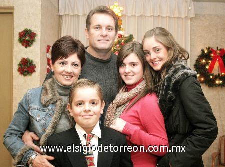 26122006
Eduardo y Tere con sus hijos Paulina, Fernanda y Pablo Teele Lechuga, en una fiesta navideña.