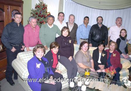 27122006
Jorge y Paty Alonso, José y Yola Gutiérrez, Eduardo y Ana Madero, Guillermo y Elia Robles, Víctor y Paty Téllez, Carlos y Laura Alba, José y Pilar Medrano, en un convivio navideño del Pereyra.