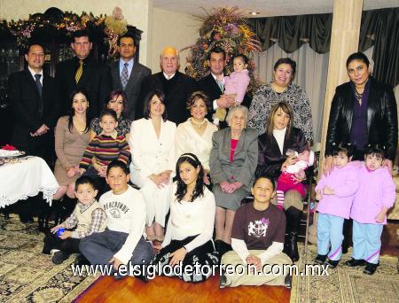 27122006
La familia Cárdenas se dispuso a disfrutar de la cena de Navidad.