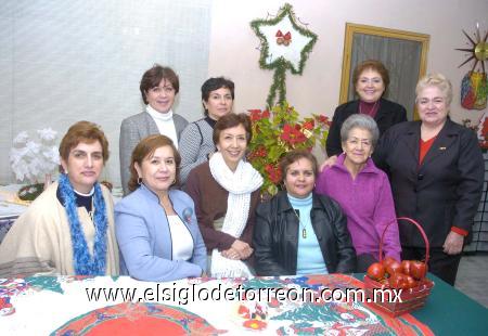 28122006
Bety Montaña, María Elena Mendoza, Mague Rafael, Tere Varela, Maya Arroyo, Eldelisa Berumen, Tita Cueto, Mayela Díaz y Mily Salas, en la posada del grupo de tejido Las Arañitas.