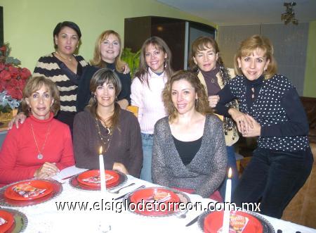 28122006
El Grupo de los Sábados disfrutó de una alegre posada, ellas son; Cristina de Albéniz, Adriana Palma, Blanca Bustos, Lorena Rodríguez, Cristy Gutiérrez, Olga Luna, Susana de Rlvera y Susy Olvera.