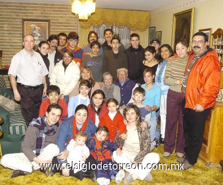 28122006
Hijos, hijos polítcos, nietos y bisnietos de los señores Aristeo y Conchita Cantú disfrutaron de grandes momentos en vísperas de la Navidad.