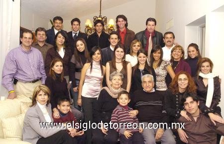 28122006
Jesús Gurrola y Esperanza de Gurrola, sus hijos Fernando, Armando, Sergio, Lilia, Marisa y Jaime, Laidy Peniche, Miriam de la Peña, Marina Álvarez, Jorge Serna y Marcela Corona, así como sus nietos y bisnietos