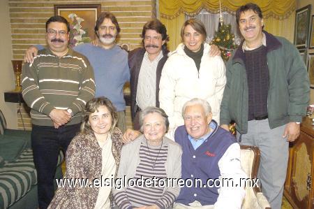 28122006
Los señores Aristeo y Conchita, acompañados de sus hijos Aristeo, Carlos, Enrique, Armando, Beatriz y Pily.