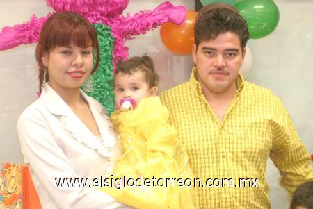 25122006
María Karyme Velasco Gutiérrez fue festejada por sus papás, Gerardo Villavicencio y Paloma Velasco Gutiérrez, al cumplir dos añitos.