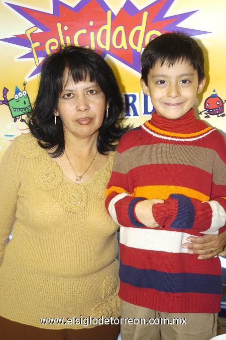 26122006
Eduardo Wong Villegas fue festejado por su mamá, Rosa María Villegas, al cumplir seis años de edad.