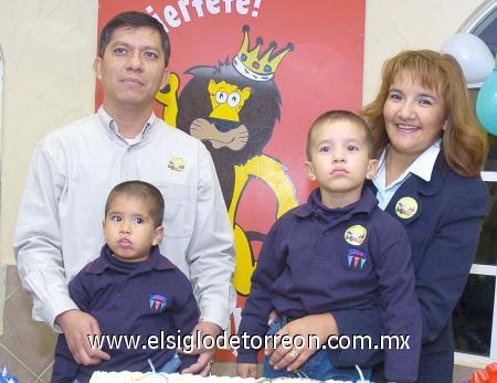 28122006
Julio Héctor y Diego Alonso Martínez Gutiérrez fueron festejados por sus padres, Julio Héctor y Consuelo Martínez, al cumplir cuatro y dos años de edad, respectivamente.