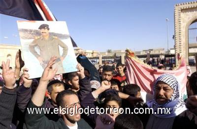 En el enclave shií de Ciudad Sadr, en Bagdad, cientos de personas bailaron en las calles y otras efectuaban disparos al aire para celebrar la muerte de Saddam.