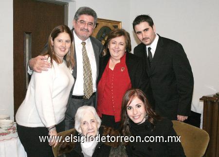 31122006
Fernando González y Patricia de González con sus hijos Patricia, Pilar y Fernando y la señora Esperanza de Arriaga.