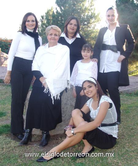 31122006
María Luisa Pacheco con sus hijas Cristina, María Luisa y Gaby y sus nietas Cristy y Luisa Fernanda.