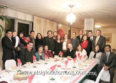 31122006
Beatriz Ruiz de González, en su cena de Navidad junto a sus hijos, nietos y bisnietos.