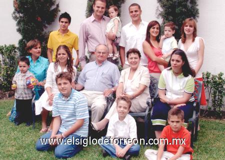 31122006
Enrique Torres Michell y María de los Ángeles Izaguirre de Torres con su hija María Inés y sus nietos Billy, María, Ricardo, Daniel, Pablo, Lorena, María José, Luisa, Javier, Esteban, Rodrigo, Ana y Julen.