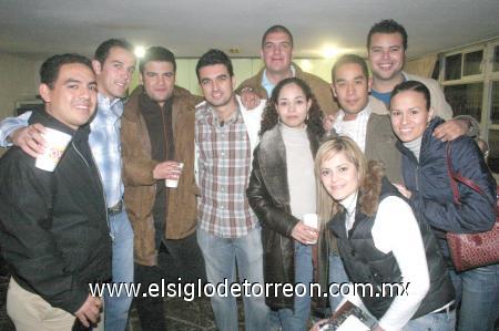 31122066
Karime Jalife, Cinthia Soriano, Denise Pérez, Jorge Serna, Guillermo Serrano, Beto Rosales, Arturo Manríquez, Alejandro Gómez y Pablo Rosas.