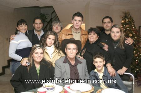 31122066
Kazsem Braham, Luis Padilla, Rosy Padilla, Emely Braham, Blanca Ibarra, San Juana Mesta, José y Francisco Rivera, Érika Padilla, María Velasco, en una cena navideña.