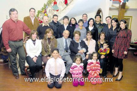 01012007
Familias Juárez Izaguirre, Martínez Juárez, Cantú Juárez, Mijares Juárez y Ramos Juárez, en su cena de Navidad.