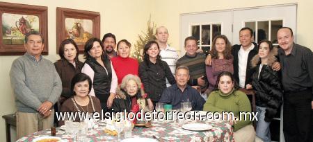 05012007 
Cena de Navidad de las familias Morales Torres, Morales Moreno, Carrera Torres, Flores Torres, Morales Aguirre y Sullivan Morales.