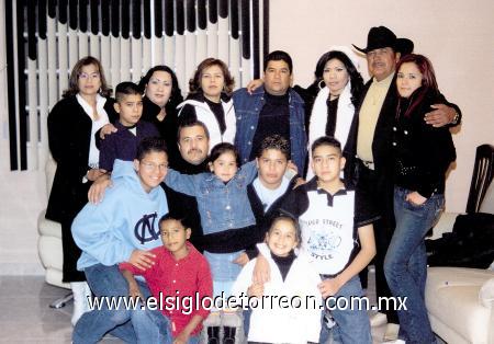 05012007 
La familia Vázquez reunida durante su cena de año nuevo.