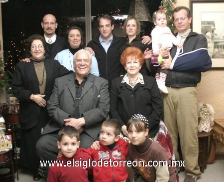 04012007
Augusto y Victoria Peña, con sus hijos Muchel Gibrán, Saida y Abraham, hijos políticos Laura y Samuel, nietos Ana Lucía y Michel Gibrán Peña, Samuel y María Cristina Ibargüengoitia y la señora Lupita Martínez.