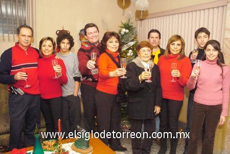 04012007
Gerardo, Rocío, Gerardo, Ernesto, Roxana, Lily, Armando, Miriam, Memo y Daniela, familia De la Peña en el año nuevo.