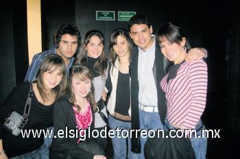 Y ¡LLEGO LA NOCHE!
Elena Webb, Andrés López, Paulina Villarreal, César Moreno, Maryfer y Vivi Hernández y Marcela Giacomán.